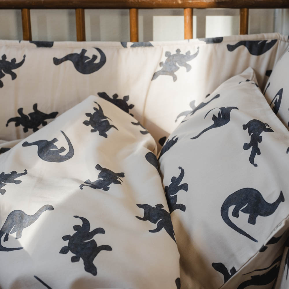 That's Mine Levi sengetøj - Mono dino - 100% Organic cotton Buy Sovetid||Sengetøj||Alle||Favoritter||personale||Efterår & vinter 2025||alt minus sløjfe||NOOS||Del dine øjeblikke||AW25 NOOS||Dinosaurtøj & kostumer||Mono dino here.