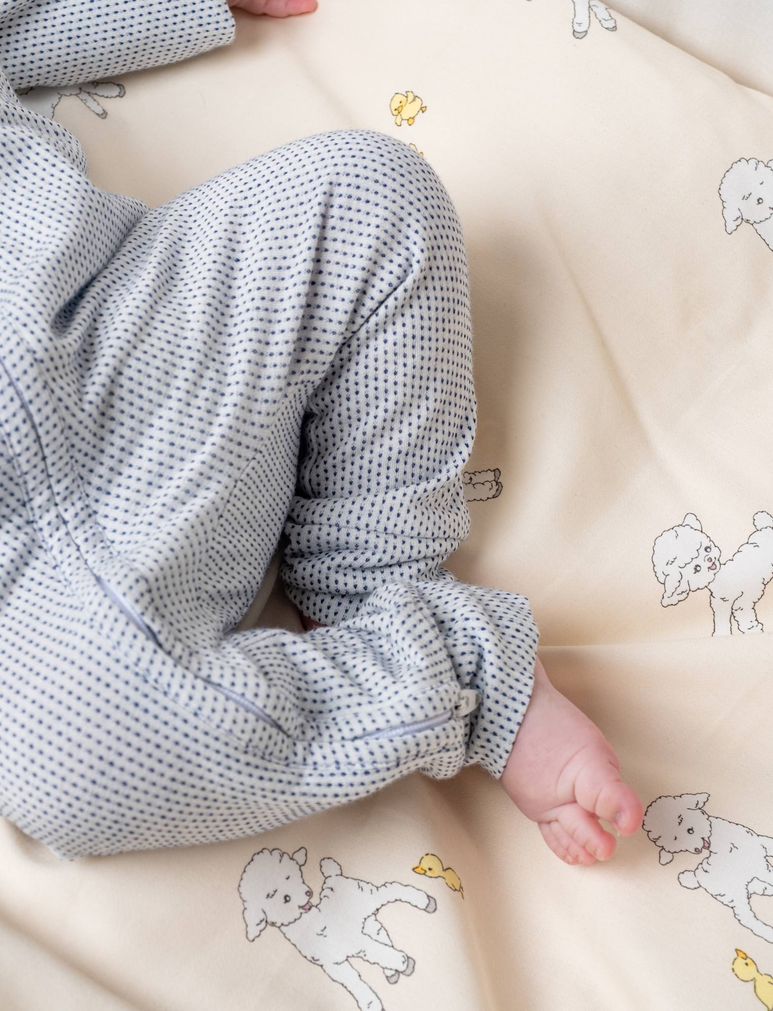 That's Mine Benli onesie - Tiny dots navy - 95% Bomuld (Økologisk), 5% Elastan Buy Overdele||Onesies||Nattøj||personale||Baby essentials||Jersey||AW26||All here.