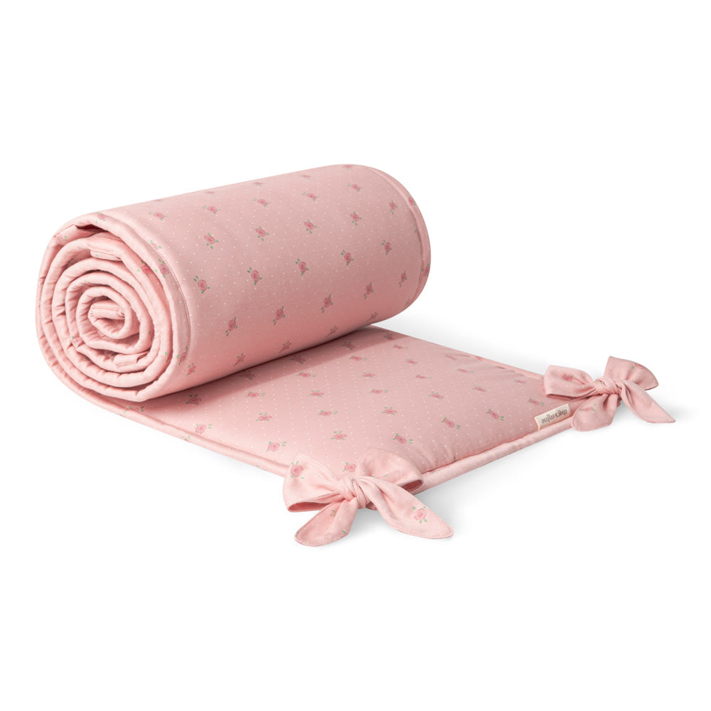 That's Mine London sengerand - Tiny roses - 60% Polyester (Genanvendt), 40% Bomuld (Økologisk) Buy Sovetid||Sengerande||Favoritter||personale||Baby essentials||NOOS||Sengetøj og Soveposer||Bestsellers here.
