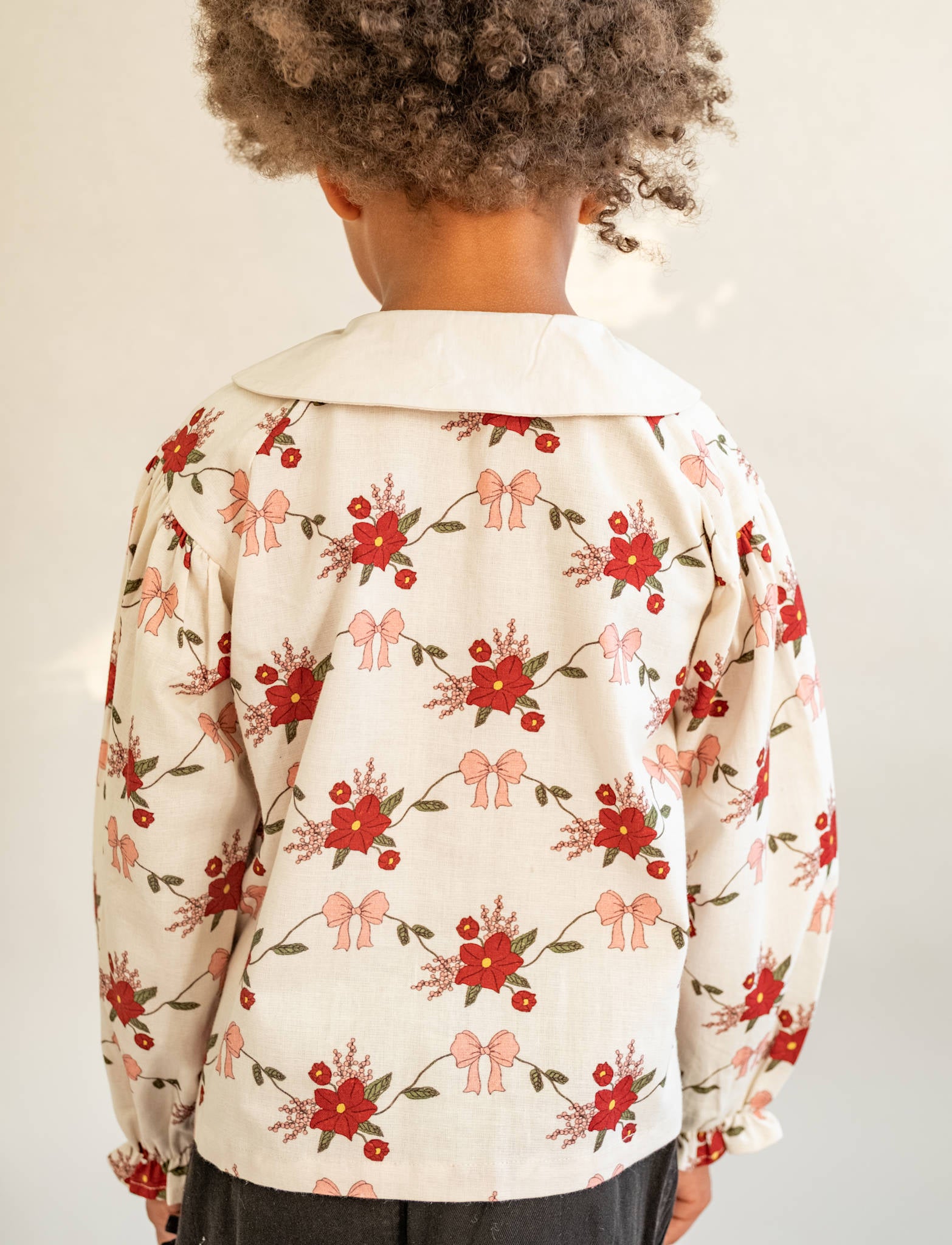 That's Mine Natalina trøje - Flower vine - 85% Bomuld, 15% Hør Buy Overdele||Trøjer og toppe||Skjorter||personale||AW26||All here.
