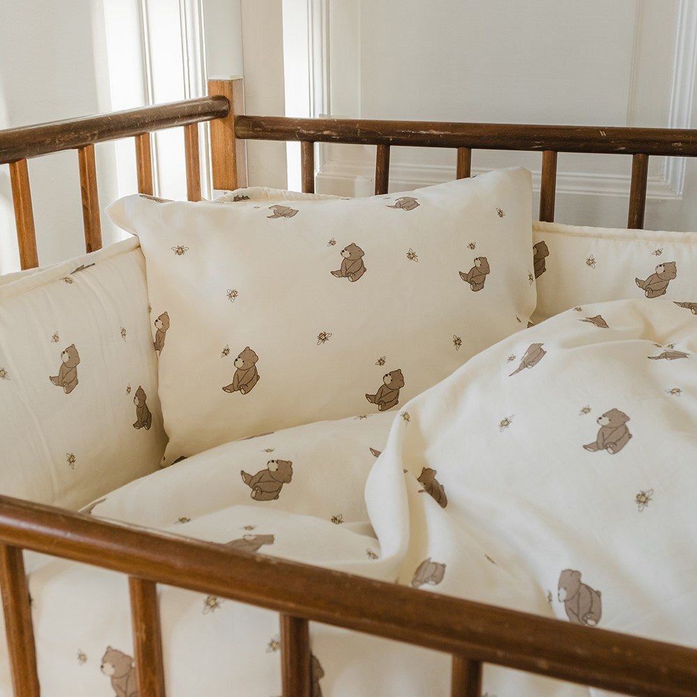 That's Mine Levi sengetøj - Bees and bears - 100% Organic cotton Buy Sovetid||Sengetøj||Alle||Favoritter||personale||Bees and bears||Influencer choice||alt minus sløjfe||NOOS||Del dine øjeblikke here.