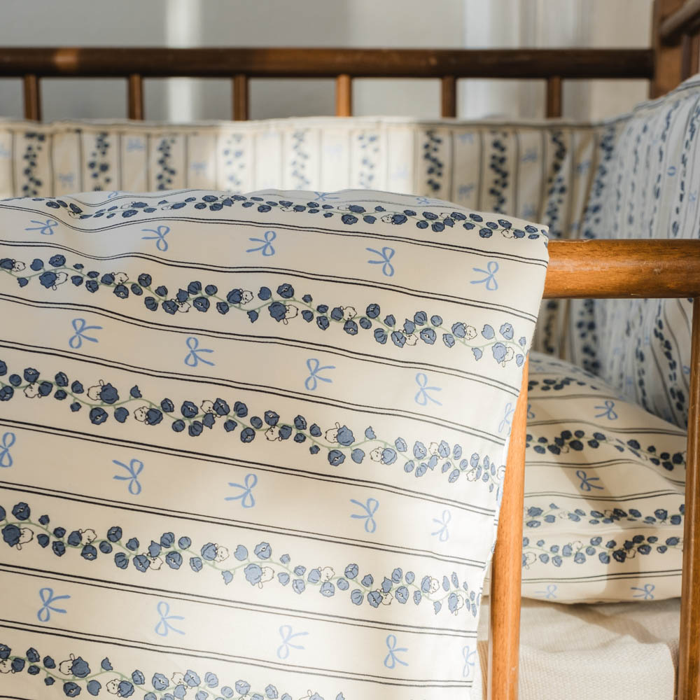 That's Mine Levi sengetøj - Bell flower - 100% Organic cotton Buy Sovetid||Sengetøj||Alle||personale||alt minus sløjfe||Bell flower here.