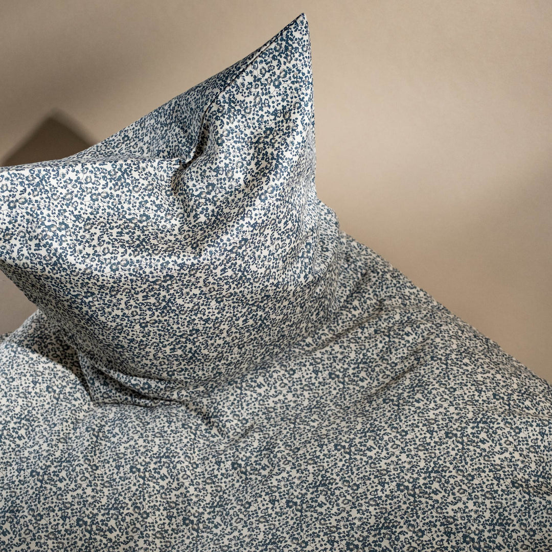 That's Mine Levi sengetøj - Flores blue - 100% Organic cotton Buy Sovetid||Sengetøj||personale||Udsalg - Sovetid||bj-resten-offer here.