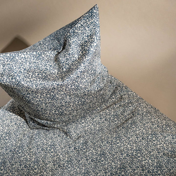 That's Mine Levi sengetøj - Flores blue - 100% Organic cotton Buy Sovetid||Sengetøj||personale||Udsalg - Sovetid||bj-resten-offer here.