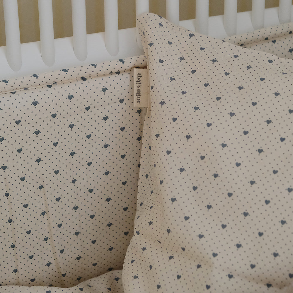 That's Mine Levi sengetøj - Lots of love sky - 100% Organic cotton Buy Sovetid||Sengetøj||Alle||Favoritter||personale||Efterår og vinter 2024||Lots of love||alt minus sløjfe||NOOS||Del dine øjeblikke here.