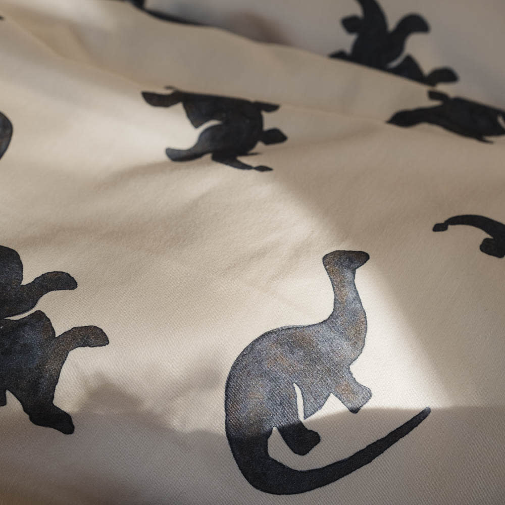 That's Mine Levi sengetøj - Mono dino - 100% Organic cotton Buy Sovetid||Sengetøj||Alle||Favoritter||personale||Efterår & vinter 2025||alt minus sløjfe||NOOS||Del dine øjeblikke||AW25 NOOS||Dinosaurtøj & kostumer||Mono dino here.