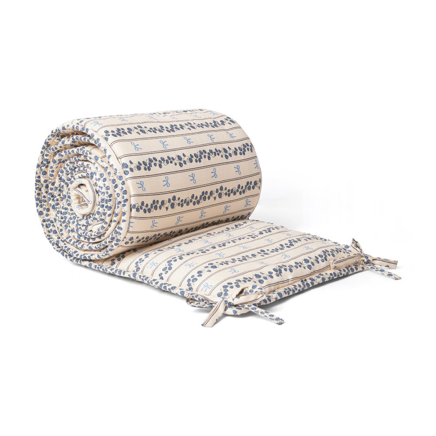 That's Mine Lotus sengerand - Bell flower - 65% Organic cotton / 35% Recycled polyester Buy Sovetid||Sengerande||personale||AW25 here.