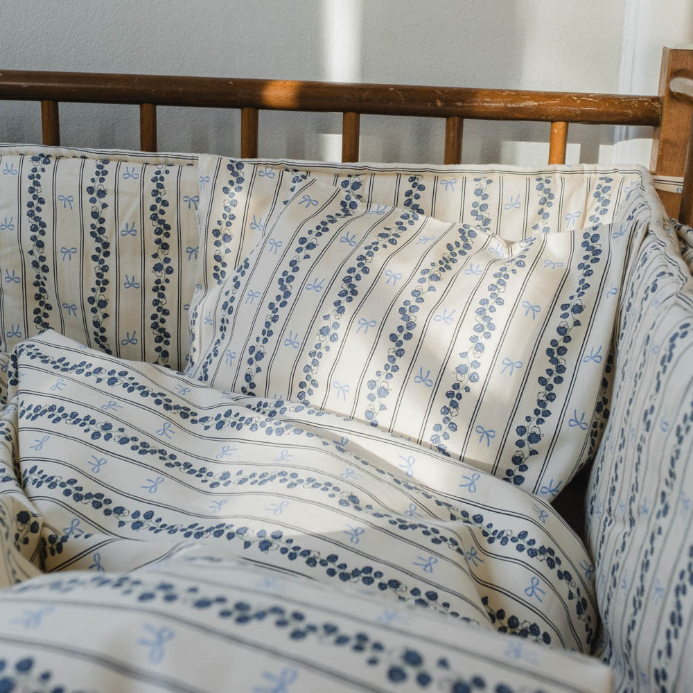 That's Mine Lotus sengerand - Bell flower - 65% Organic cotton / 35% Recycled polyester Buy Sovetid||Sengerande||Alle||personale||Efterår & vinter 2025||alt minus sløjfe||mette-sale||Bell flower||drop 1 aw25 here.