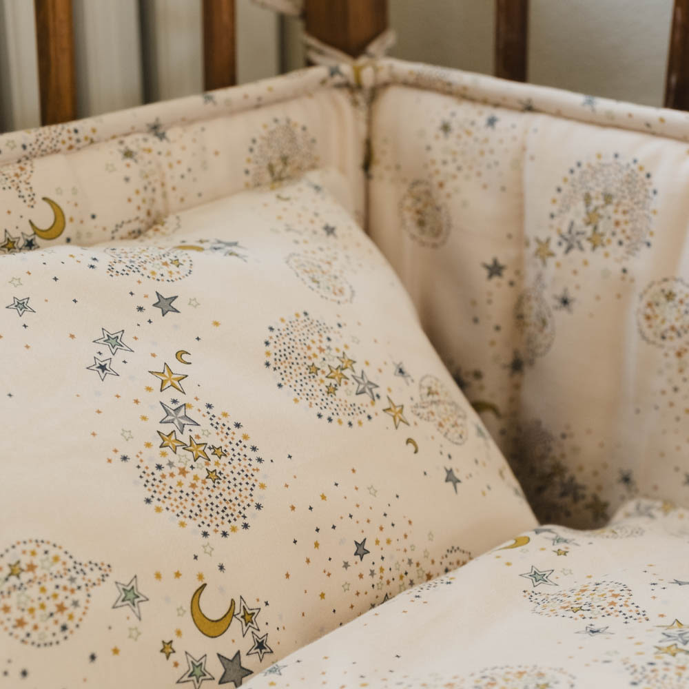 That's Mine Lotus sengerand - Million stars - 65% Organic cotton / 35% Recycled polyester Buy Sovetid||Sengerande||Alle||personale||Efterår & vinter 2025||alt minus sløjfe||mette-sale||Million stars||drop 1 aw25 here.