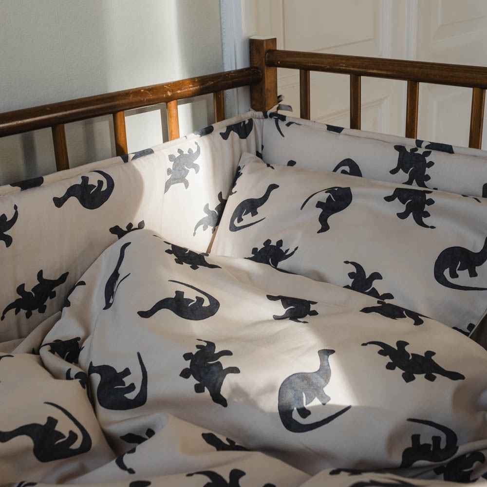 That's Mine Lotus sengerand - Mono dino - 65% Organic cotton / 35% Recycled polyester Buy Sovetid||Sengerande||Alle||Favoritter||personale||Efterår & vinter 2025||alt minus sløjfe||NOOS||AW25 NOOS||mette-sale||Dinosaurtøj & kostumer||Mono dino here.