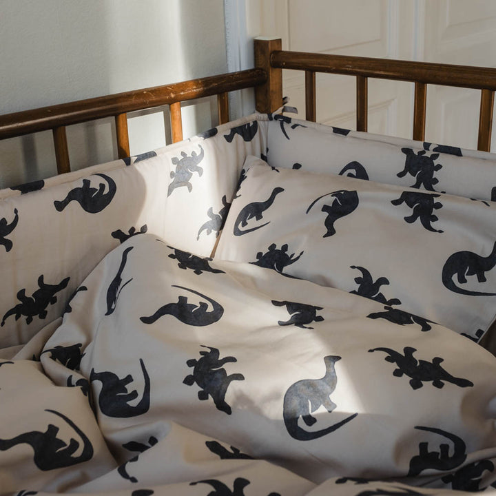 That's Mine Lotus sengerand - Mono dino - 65% Organic cotton / 35% Recycled polyester Buy Sovetid||Sengerande||Alle||Favoritter||personale||Efterår & vinter 2025||alt minus sløjfe||NOOS||AW25 NOOS||mette-sale||Dinosaurtøj & kostumer||Mono dino here.