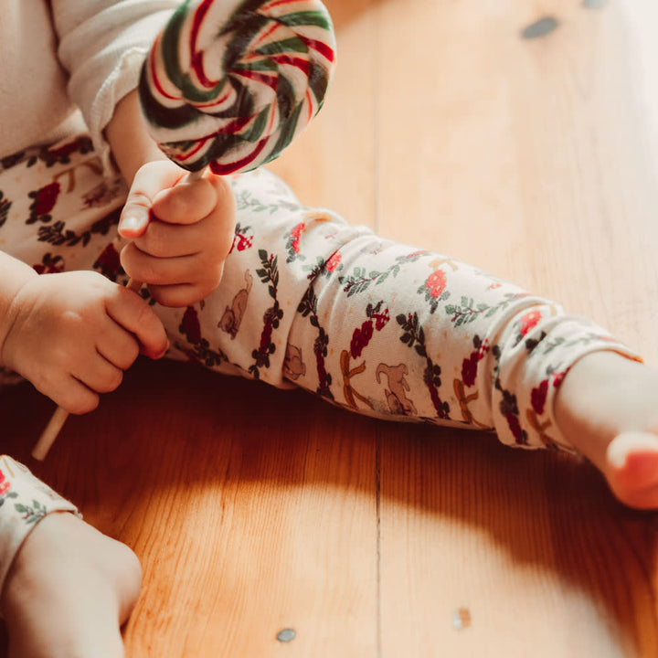 That's Mine Elois leggings - Christmas wreath - 48% Organic cotton / 47% Modal / 5% Elastan Buy Tøj||Leggings||Bukser & shorts||Alle||personale||Basics||alt minus sløjfe||mette-sale||Winter 2025 here.