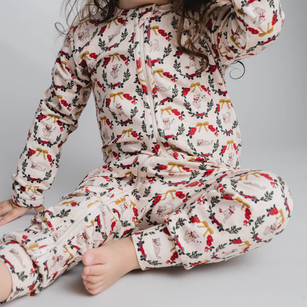 That's Mine Elliotte onesie - Christmas wreath - 48% Organic cotton / 47% Modal / 5% Elastane Buy Tøj||Overdele||Onesies||Alle||personale||Basics||alt minus sløjfe||mette-sale||Winter 2025 here.