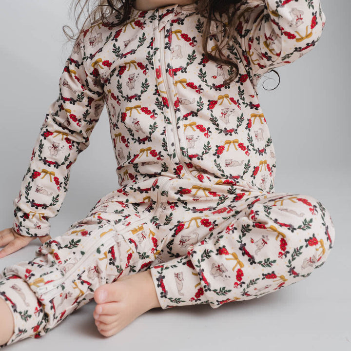 That's Mine Elliotte onesie - Christmas wreath - 48% Organic cotton / 47% Modal / 5% Elastane Buy Tøj||Overdele||Onesies||Alle||personale||Basics||alt minus sløjfe||mette-sale||Winter 2025 here.