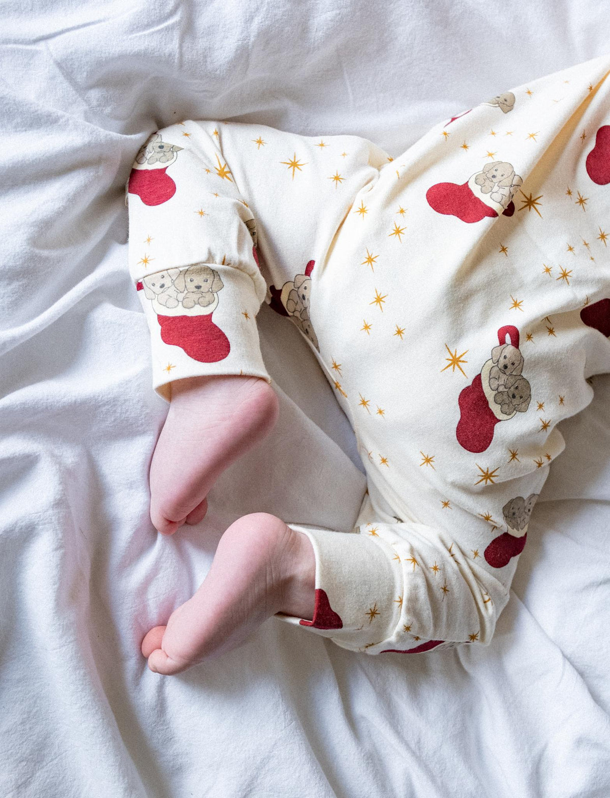 That's Mine Elliotte onesie - Holiday puppy - 48% Bomuld (Økologisk), 47% Modal, 5% Elastan Buy Overdele||Onesies||Nattøj||personale||Baby essentials||Jersey||AW26||All here.