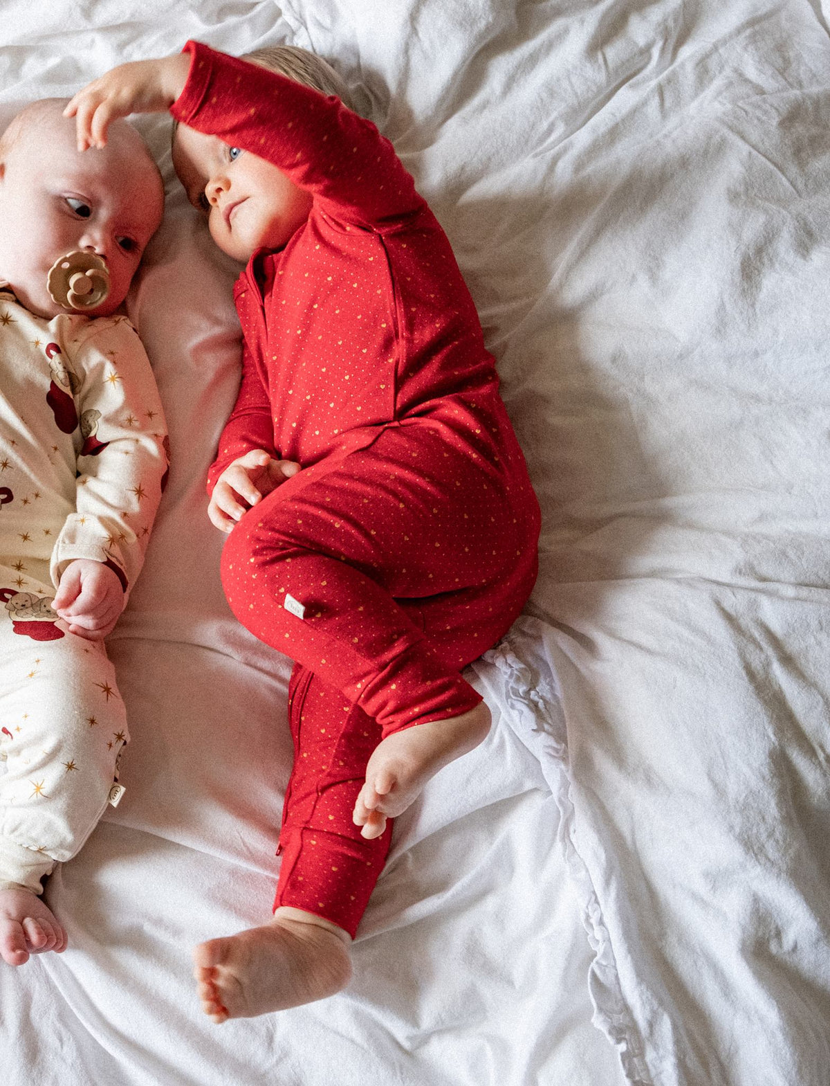 That's Mine Elliotte onesie - Lots of love christmas - 48% Bomuld (Økologisk), 47% Modal, 5% Elastan Buy Overdele||Onesies||Nattøj||personale||Baby essentials||Jul 2025||Jersey||AW26||All here.