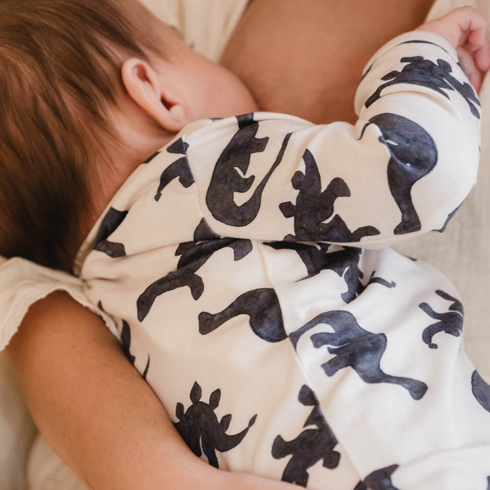 That's Mine Elliotte onesie - Mono dino - 48% Organic cotton / 47% Modal / 5% Elastane Buy Tøj||Overdele||Onesies||Alle||Favoritter||personale||Basics||Efterår & vinter 2025||alt minus sløjfe||NOOS||AW25 NOOS||mette-sale||Dinosaurtøj & kostumer||Mono dino here.