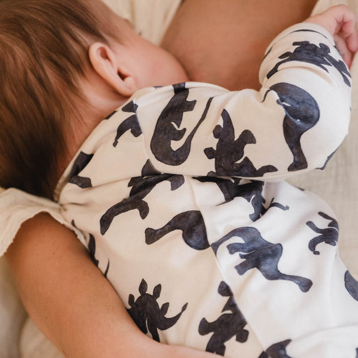 That's Mine Elliotte onesie - Mono dino - 48% Organic cotton / 47% Modal / 5% Elastane Buy Tøj||Overdele||Onesies||Alle||Favoritter||personale||Basics||Efterår & vinter 2025||alt minus sløjfe||NOOS||AW25 NOOS||mette-sale||Dinosaurtøj & kostumer||Mono dino here.