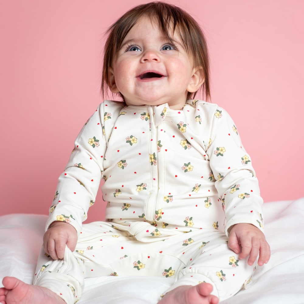 That's Mine Elliotte onesie - Sweetheart Petals - 48% Organic cotton / 47% Modal / 5% Elastane Buy Overdele||Onesies||personale||Basics here.