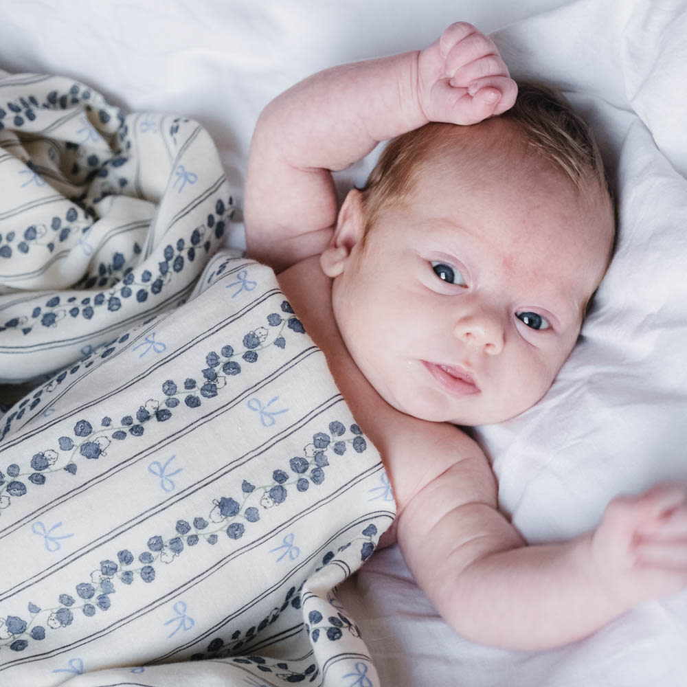 That's Mine Jana svøb - Bell flower - 100% Organic cotton Buy Amning & pusletid||Pusle||Babysvøb||personale||Efterår & vinter 2025||Bell flower||drop 1 aw25 here.