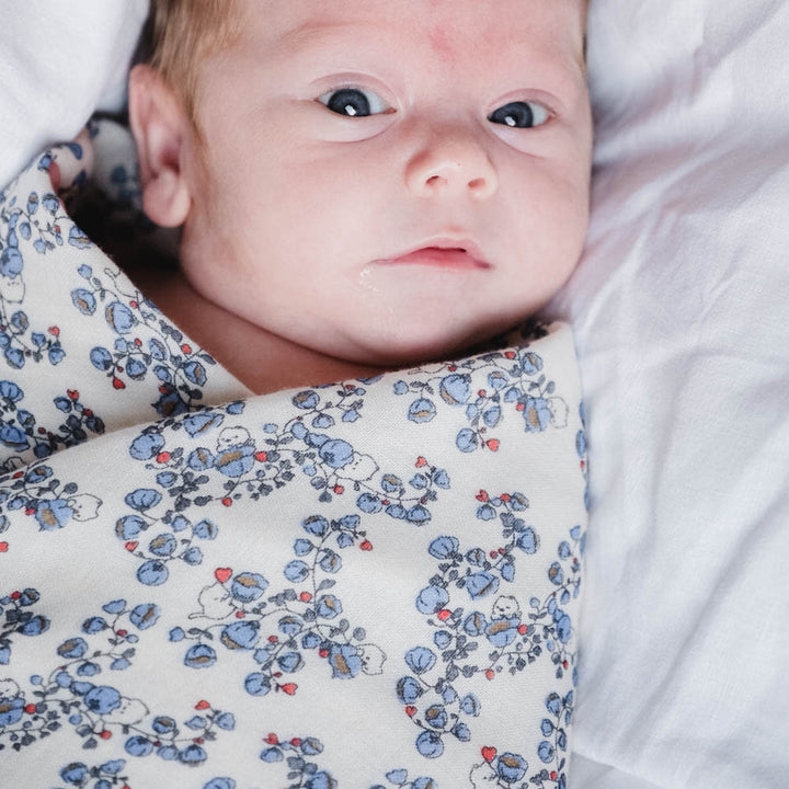 That's Mine Jana svøb - Blue bells - 100% Organic cotton Buy Amning & pusletid||Pusle||Babysvøb||Alle||personale||Efterår & vinter 2025||alt minus sløjfe||mette-sale||Blue bells||drop 1 aw25 here.