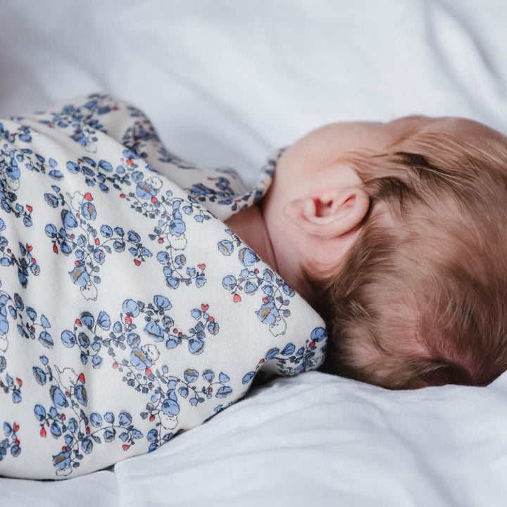 That's Mine Jana svøb - Blue bells - 100% Organic cotton Buy Amning & pusletid||Pusle||Babysvøb||Alle||personale||Efterår & vinter 2025||alt minus sløjfe||mette-sale||Blue bells||drop 1 aw25 here.