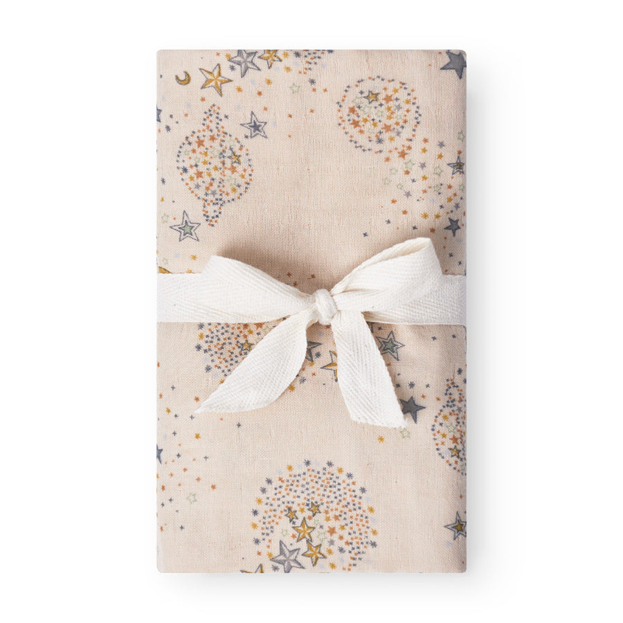 That's Mine Jana svøb - Million stars - 100% Organic cotton Buy Amning & pusletid||Pusle||Babysvøb||personale||AW25 here.