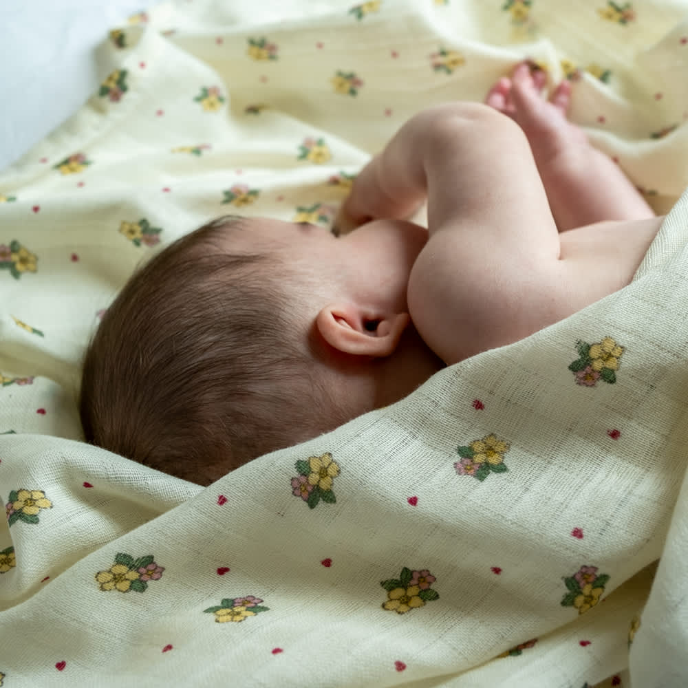 That's Mine Jana svøb - Sweetheart Petals - 100% Organic cotton Buy Amning & pusletid||Pusle||Babysvøb||personale here.