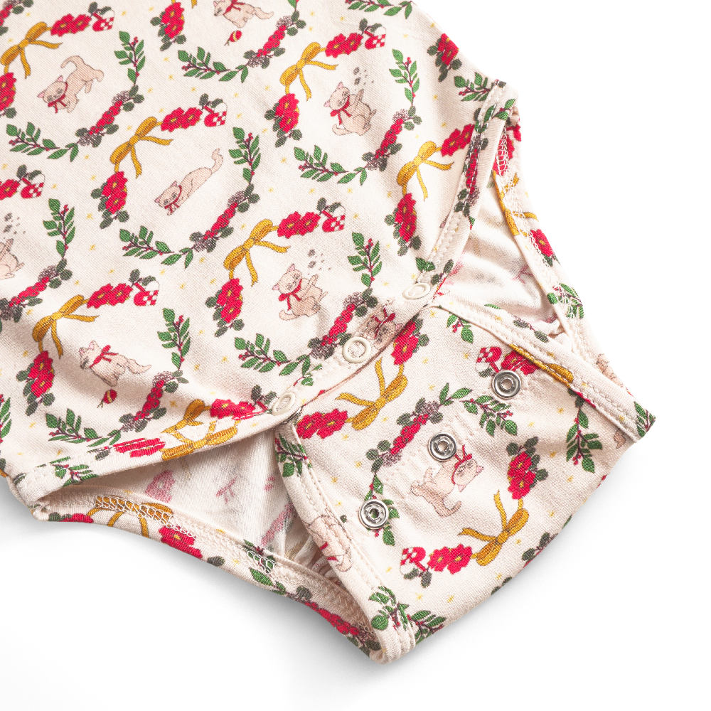 That's Mine Ellis bodystocking - Christmas wreath - 48% Organic cotton / 47% Modal / 5% Elastane Buy Tøj||Bodystockings||Undertøj||Alle||personale||Basics||alt minus sløjfe||mette-sale||Winter 2025 here.