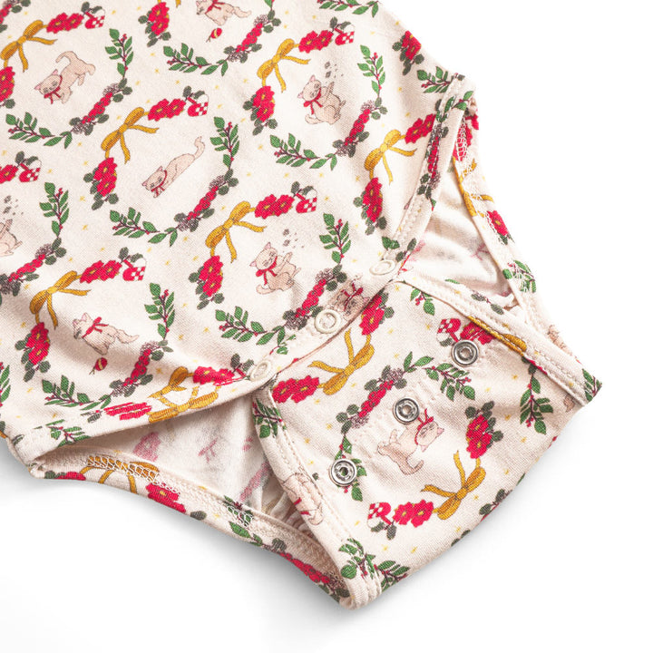 That's Mine Ellis bodystocking - Christmas wreath - 48% Organic cotton / 47% Modal / 5% Elastane Buy Tøj||Bodystockings||Undertøj||Alle||personale||Basics||alt minus sløjfe||mette-sale||Winter 2025 here.