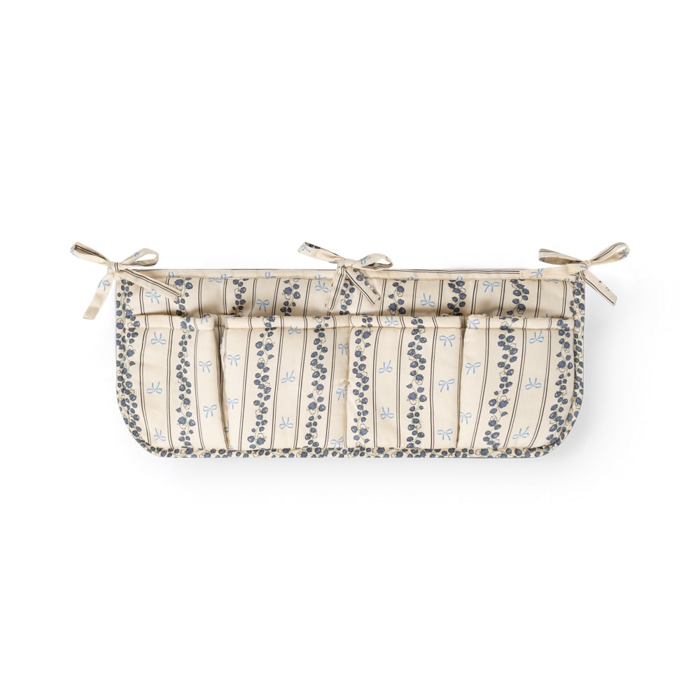 That's Mine Louis sengelomme - Bell flower - 85% Organic cotton / 15% Recycled polyester Buy Sovetid||Sengelommer||personale||AW25 here.