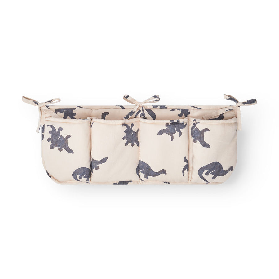 That's Mine Louis sengelomme - Mono dino - 85% Organic cotton / 15% Recycled polyester Buy Sovetid||Sengelommer||Favoritter||personale here.