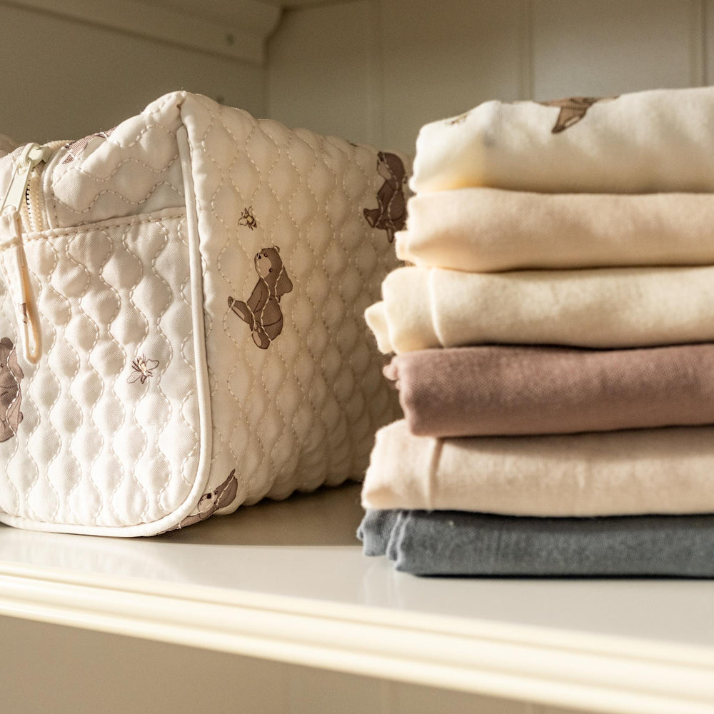 That's Mine Vigga toilettaske - Bees and bears - Outer: 100% Recycled polyester Lining: 100% Polyester Buy Amning & pusletid||Pusle||Toilettasker||Alle||Favoritter||personale||Bees and bears||AW24 - VIP adgang||Efterår og vinter 2024||Gaver under 200 kr.||alt minus sløjfe||NOOS||Rejseklar||mette-sale||bf-stor-bundle here.