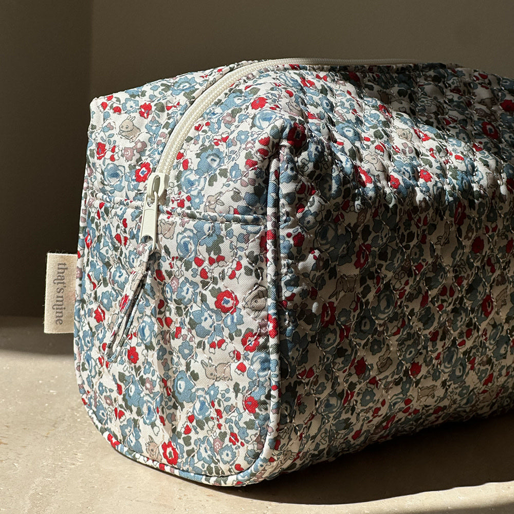 That's Mine Vigga toilettaske - Flora bunnies rouge - Outer: 100% Recycled polyester Lining: 100% Polyester Buy Amning & pusletid||Pusle||Toilettasker||AW24 - VIP adgang||Efterår og vinter 2024||Flora bunnies rouge||Gaver under 200 kr.||3 for 2||AW24||Udsalg - amning & pusletid||5 for 399 - kæmpe bundle!||Påskebundle here.