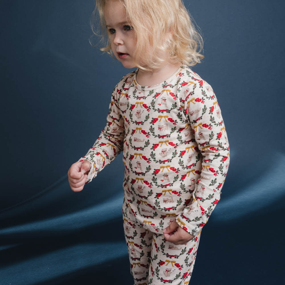 That's Mine Emilio nattøj - Christmas wreath - 48% Organic Cotton / 47% Modal / 5% Elastane Buy Tøj||Nattøj||Alle||personale||alt minus sløjfe||mette-sale||Winter 2025 here.