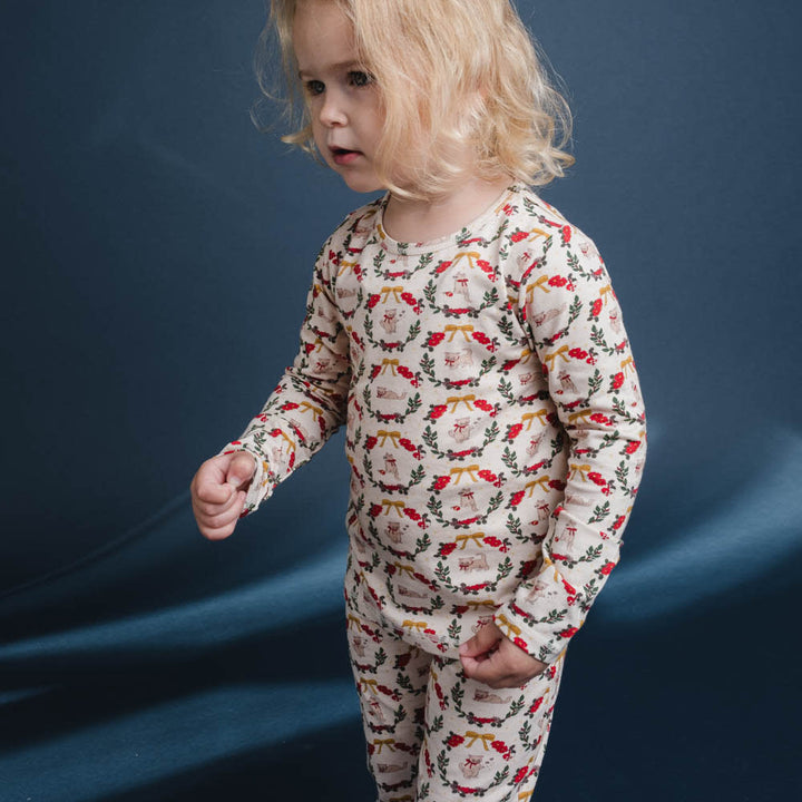 That's Mine Emilio nattøj - Christmas wreath - 48% Organic Cotton / 47% Modal / 5% Elastane Buy Tøj||Nattøj||Alle||personale||alt minus sløjfe||mette-sale||Winter 2025 here.