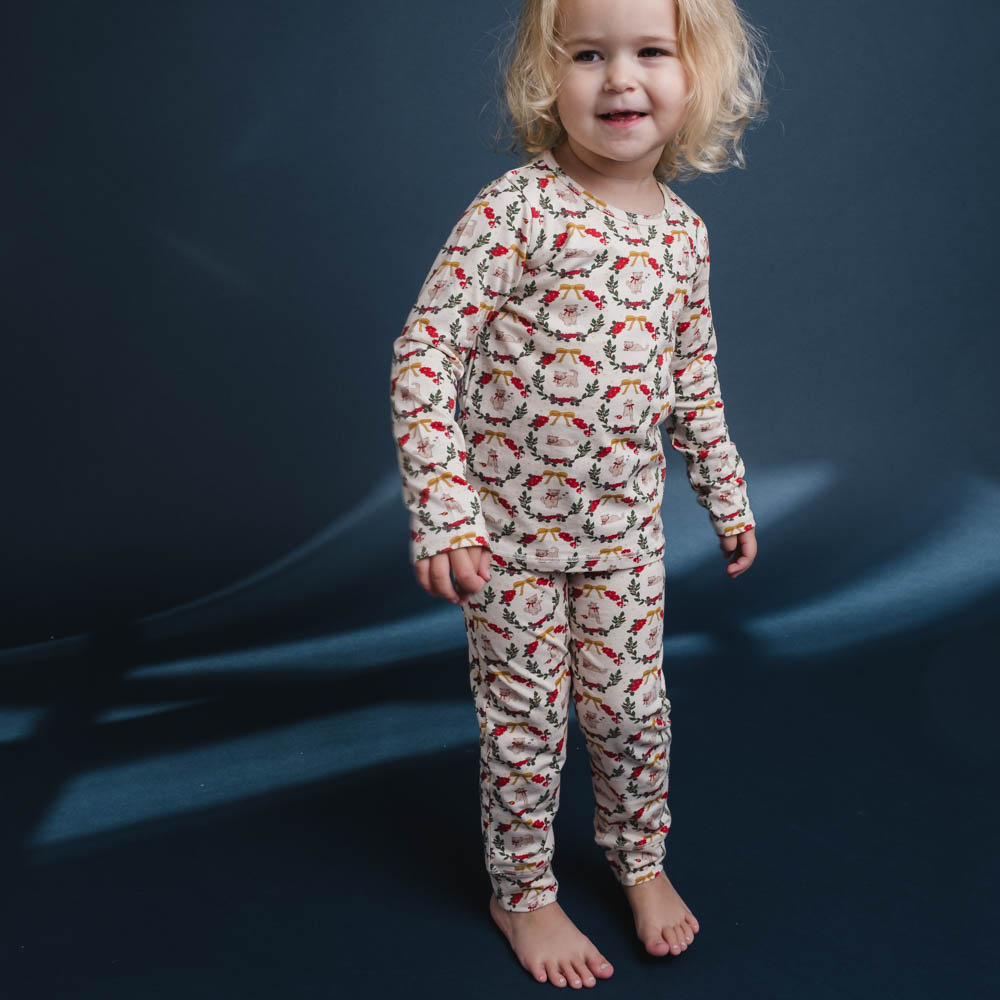 That's Mine Emilio nattøj - Christmas wreath - 48% Organic Cotton / 47% Modal / 5% Elastane Buy Tøj||Nattøj||Alle||personale||alt minus sløjfe||mette-sale||Winter 2025 here.