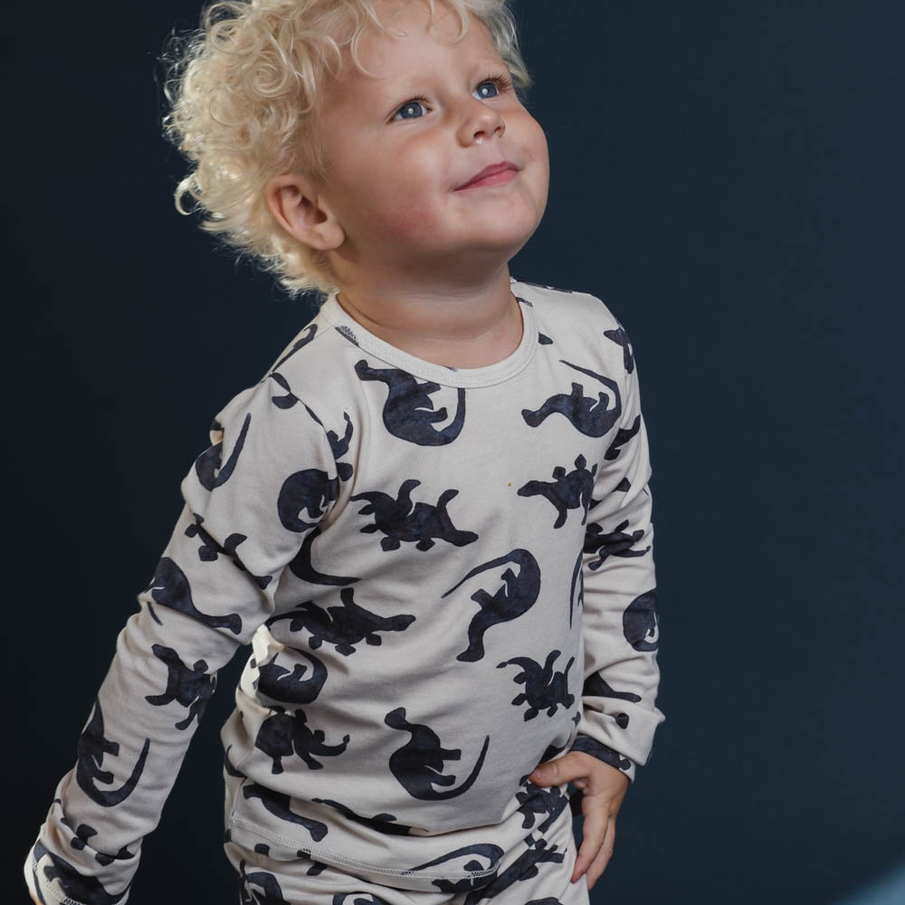 That's Mine Emilio nattøj - Mono dino - 48% Organic Cotton / 47% Modal / 5% Elastane Buy Tøj||Nattøj||Alle||Favoritter||personale||Efterår & vinter 2025||alt minus sløjfe||NOOS||AW25 NOOS||mette-sale||Dinosaurtøj & kostumer||Mono dino here.
