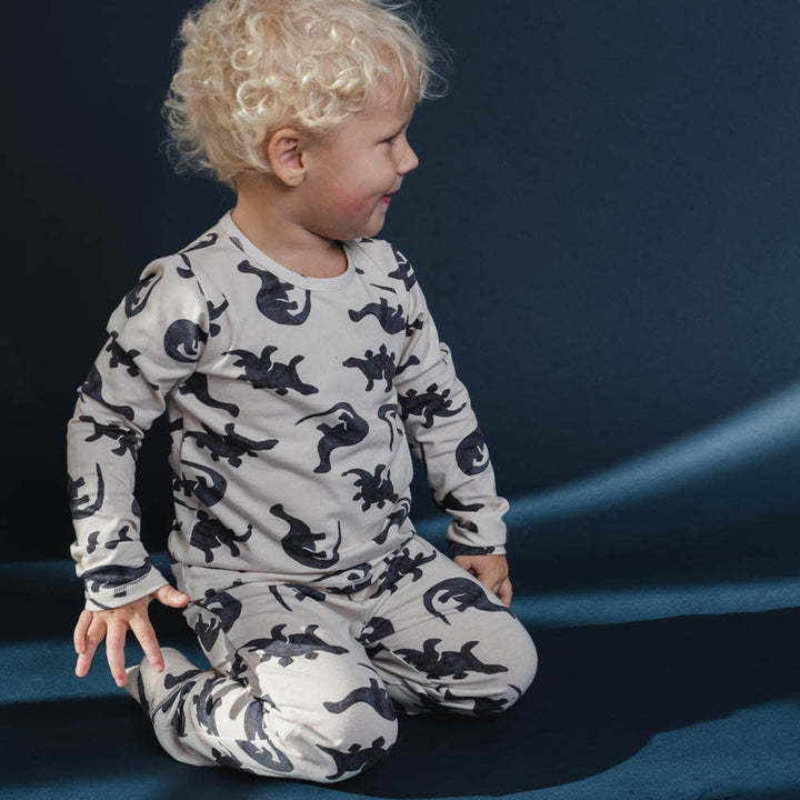 That's Mine Emilio nattøj - Mono dino - 48% Organic Cotton / 47% Modal / 5% Elastane Buy Tøj||Nattøj||Alle||Favoritter||personale||Efterår & vinter 2025||alt minus sløjfe||NOOS||AW25 NOOS||mette-sale||Dinosaurtøj & kostumer||Mono dino here.