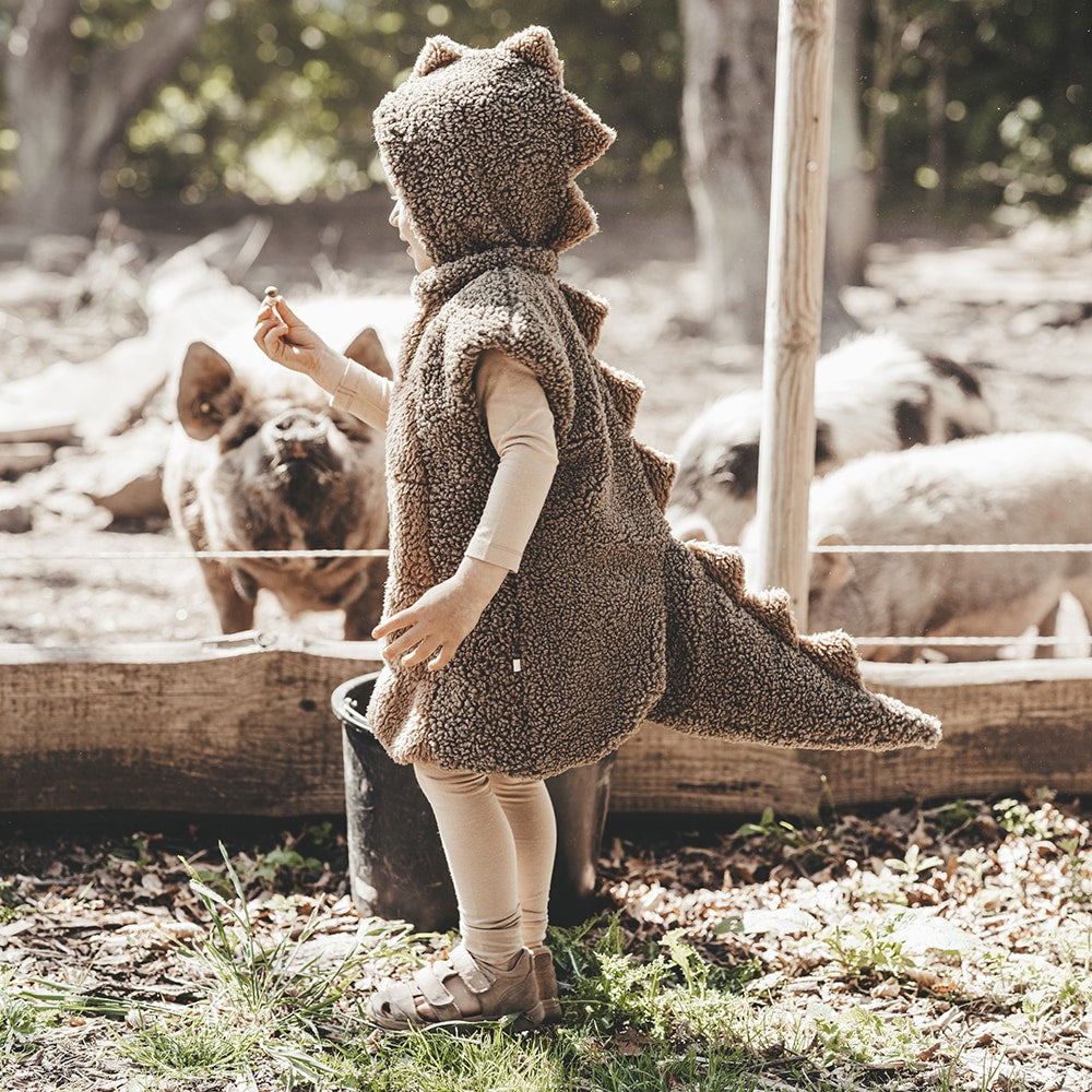 That's Mine Filipo dino kostume - Deep lichen green - Shell: 100% Polyester / Lining: 100% Cotton / Padding: 100% Polyester Buy Legetid||Kostumer||Summer Sale||Alle||Favoritter||Influencer choice||Gaver over 500 kr.||Udsalg - Legetid||alt minus sløjfe||NOOS||mette-sale||Dinosaurtøj & kostumer here.