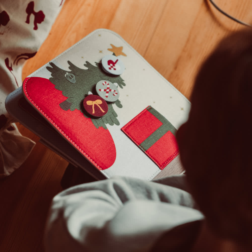 That's Mine Emory filt aktivitetsbog - Christmas bear - 100% Polyester felt Buy Legetid||Legetøj||Aktivitetslegetøj||Alle||personale||Forår og sommer 2025||alt minus sløjfe||mette-sale||Winter 2025 here.