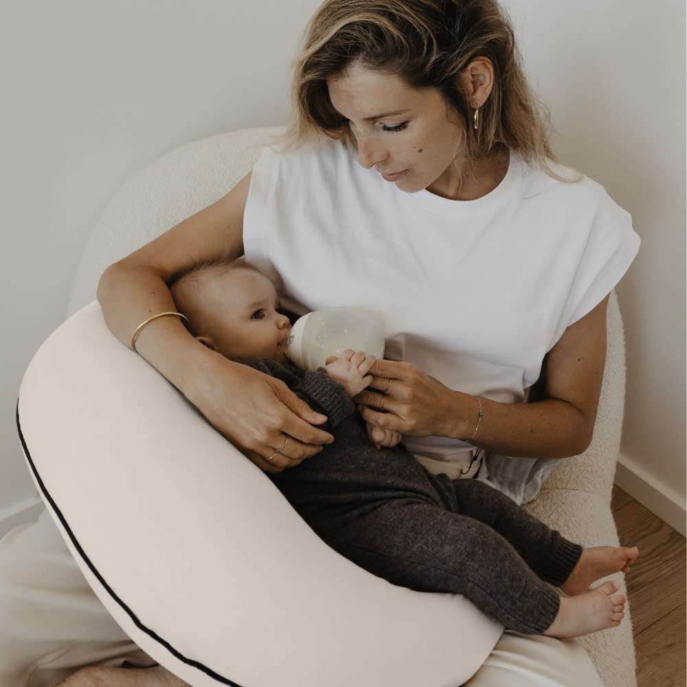 That's Mine Collab nursing pillow - French Oak - 45% Organic cotton / 55% Thermoballs Buy Amning & pusletid||Pusle||Amning||personale||Amning||That's Mine x Élhée here.