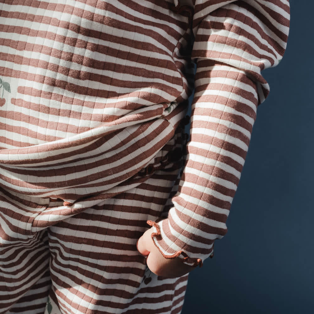 That's Mine Jamilla blouse - Love berry stripe - 95% Organic cotton / 5% Elastane Buy Tøj||Overdele||Bluser||Alle||personale||Efterår & vinter 2025||alt minus sløjfe||mette-sale||Love berry||drop 1 aw25 here.