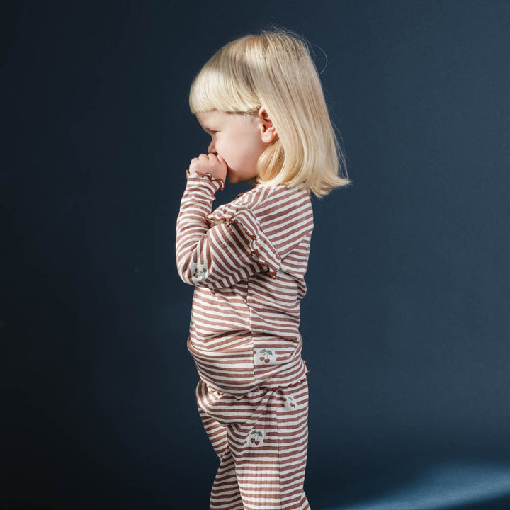 That's Mine Jamilla bluse - Love berry stripe - 95% Organic cotton, 5% Elastan Buy Overdele||Bluser||Nyheder||personale||Efterår & vinter 2025||Love berry||drop 1 aw25||Jersey here.
