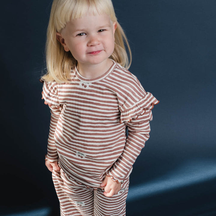 That's Mine Jamilla bluse - Love berry stripe - 95% Organic cotton, 5% Elastan Buy Overdele||Bluser||Nyheder||personale||Efterår & vinter 2025||Love berry||drop 1 aw25||Jersey here.