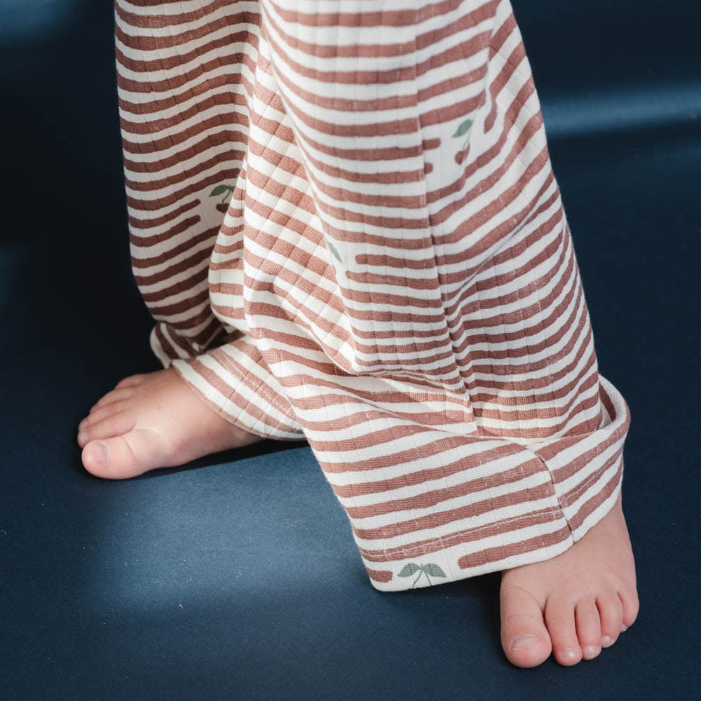 That's Mine Juliane pants - Love berry stripe - 95% Organic cotton / 5% Elastane Buy Tøj||Bukser||Bukser & shorts||Alle||personale||Efterår & vinter 2025||alt minus sløjfe||mette-sale||Love berry||drop 1 aw25 here.