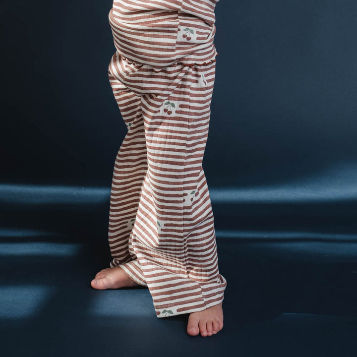 That's Mine Juliane bukser - Love berry stripe - 95% Organic cotton, 5% Elastan Buy Bukser||Nyheder||Bukser & shorts||personale||Efterår & vinter 2025||Love berry||drop 1 aw25||Jersey here.