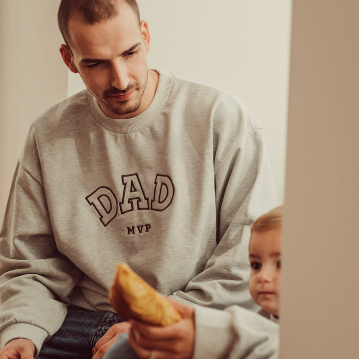 That's Mine Auguste sweatshirt - Dad mvp - 100% cotton Buy Tøj||Overdele||Sweatshirts||Alle||personale||Efterår & vinter 2025||alt minus sløjfe||Sweatsæt||mette-sale||drop 1 aw25 here.