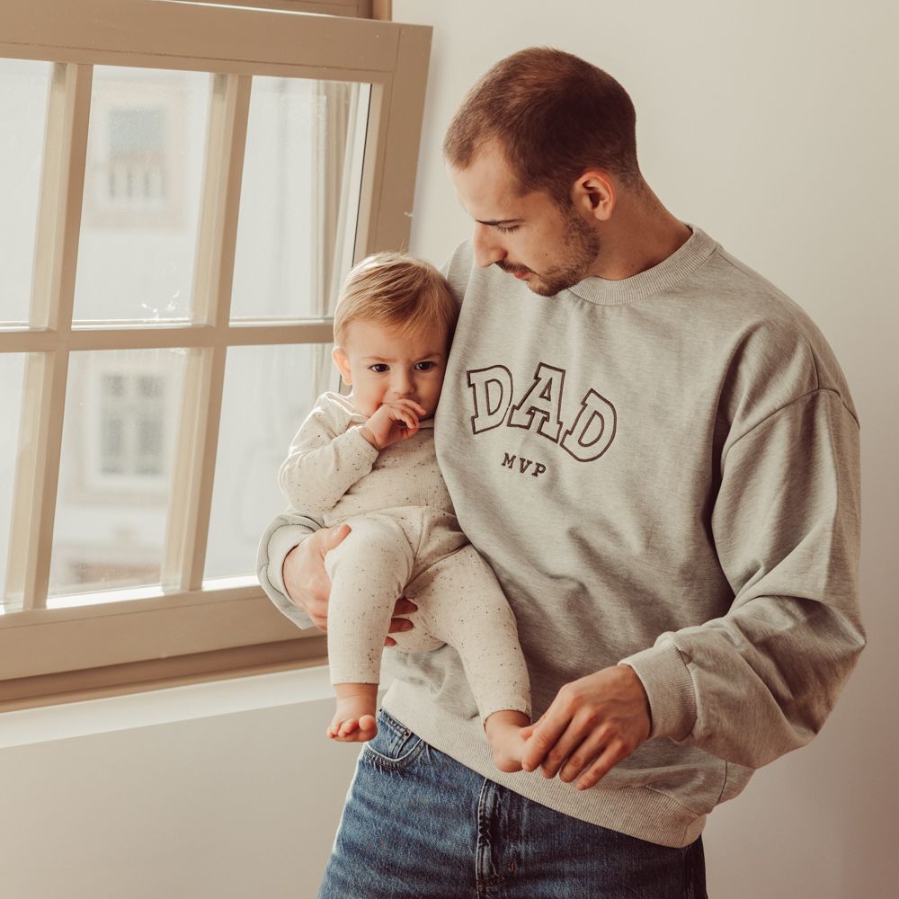 That's Mine Auguste sweatshirt - Dad mvp - 100% cotton Buy Tøj||Overdele||Sweatshirts||Alle||personale||Efterår & vinter 2025||alt minus sløjfe||Sweatsæt||mette-sale||drop 1 aw25 here.