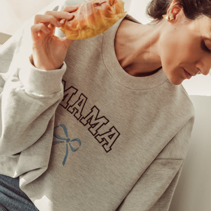That's Mine Auguste sweatshirt - Mama - 100% cotton Buy Tøj||Overdele||Sweatshirts||Alle||personale||Efterår & vinter 2025||alt minus sløjfe||Sweatsæt||mette-sale||drop 1 aw25 here.